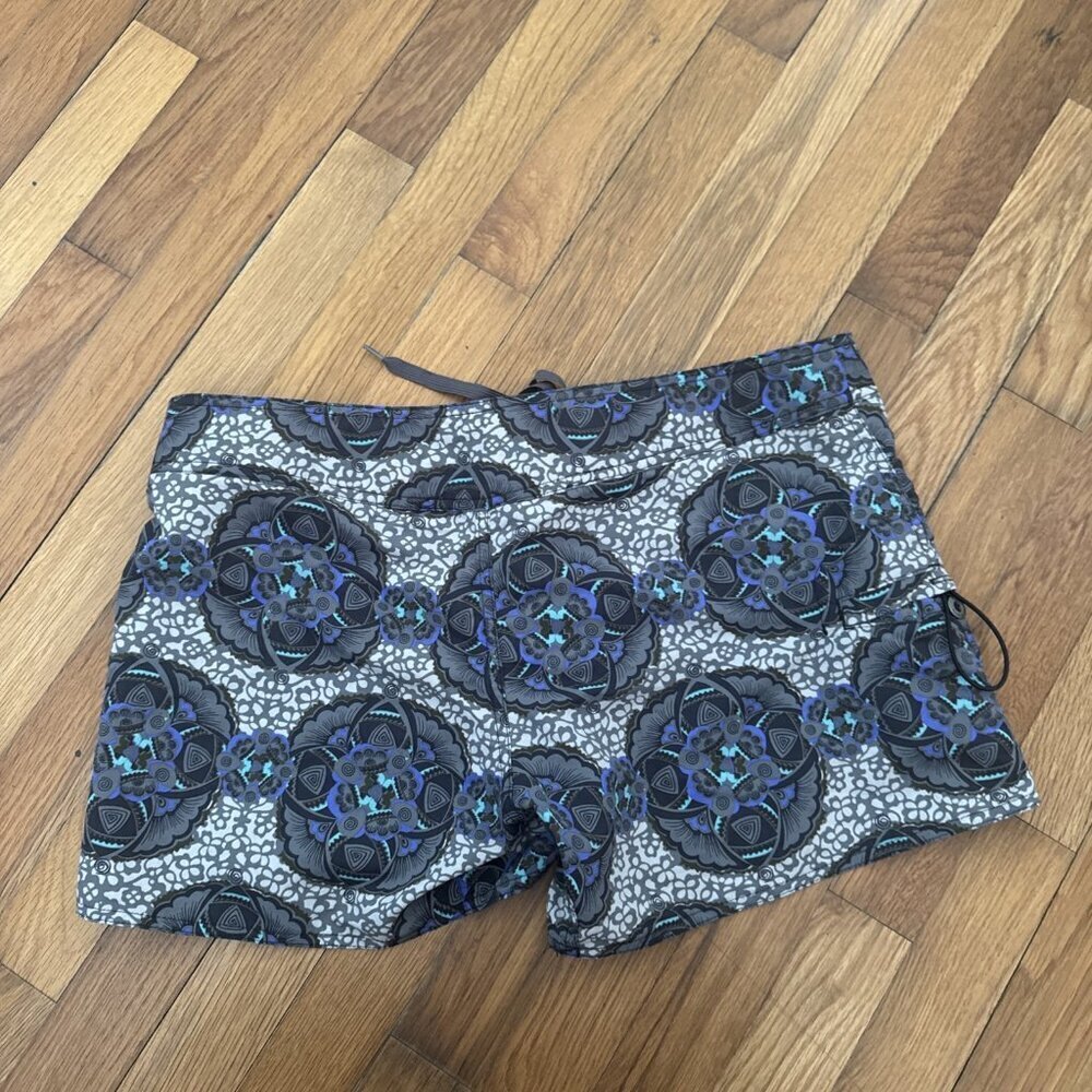 Patagonia Wavefarer Board Shorts Women's Swim Gray Tribal Size 10 - Picture 4 of 5